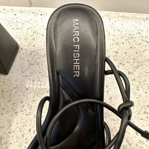 Gorgeous Marc Fisher y2k strappy sandal heels - Picture 3 of 3